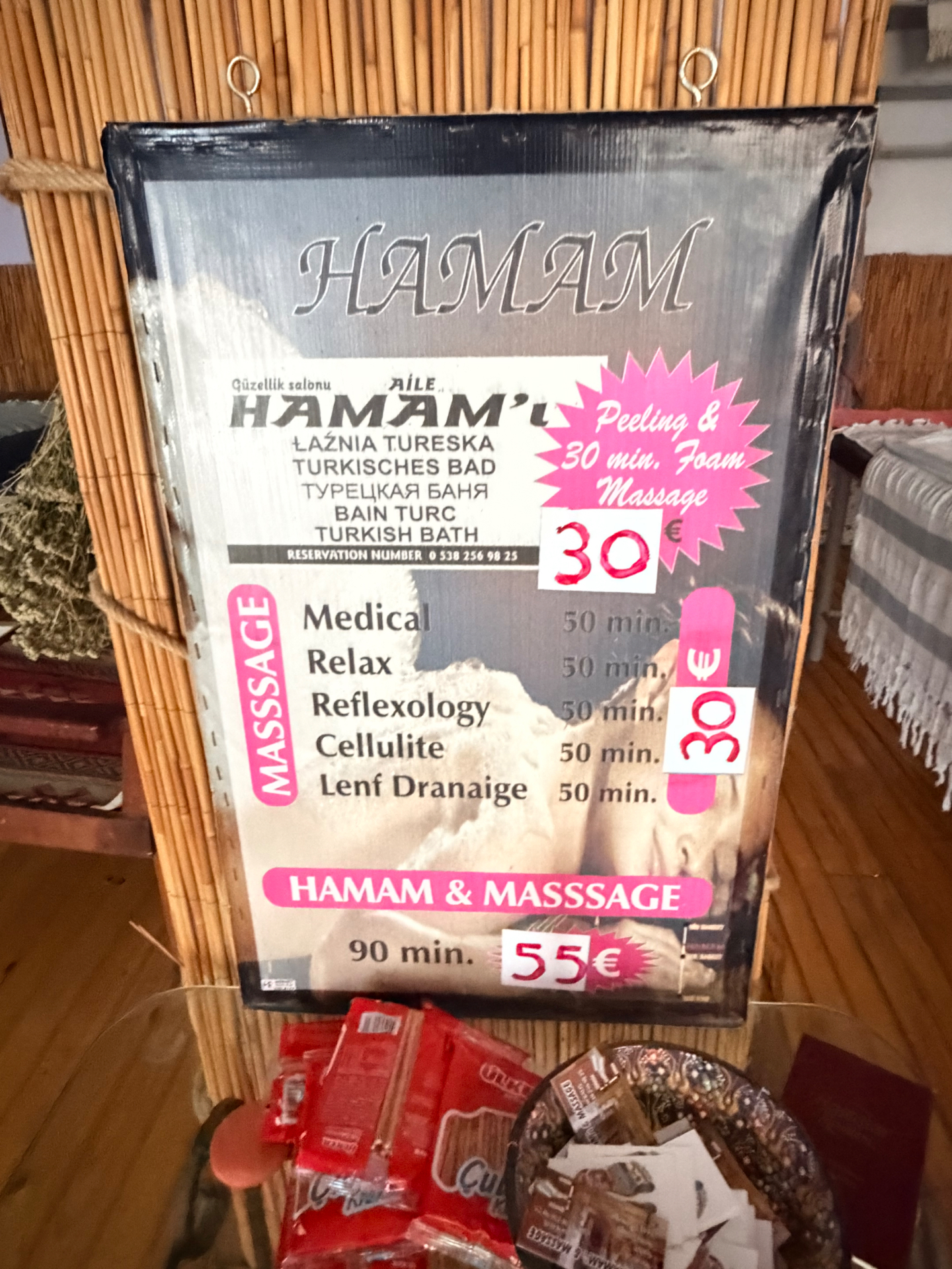 Hamamın asılı fiyat listesi
